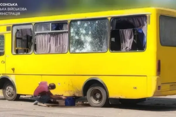 Хто фіксує наслідки удару дрона по маршрутці в Херсоні та хто постраждав