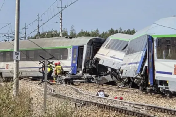Потяг PKP Intercity зійшов із рейок після зіткнення з вантажівкою у Польщі